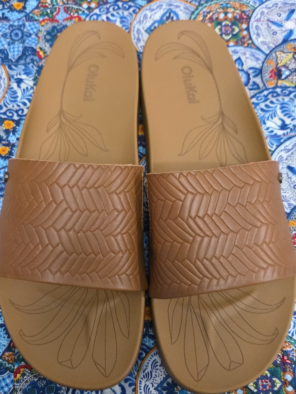 OluKai Pākea Leather Slide Sandals 10